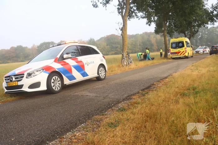Motorrijder gaat onderuit in bocht