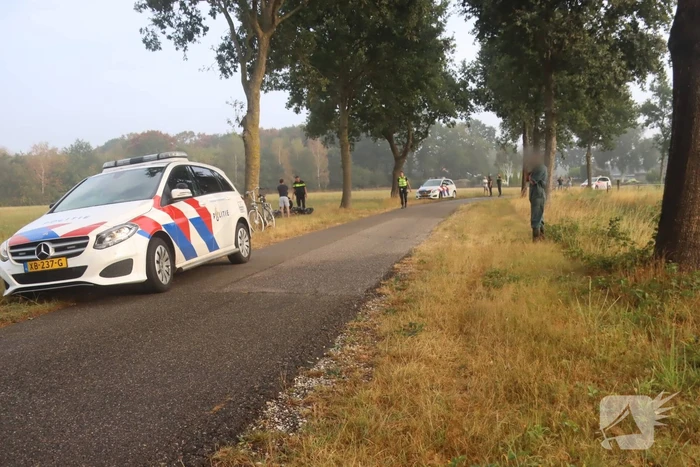 Motorrijder gaat onderuit in bocht