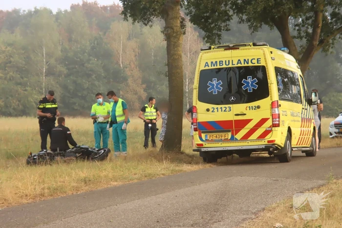 Motorrijder gaat onderuit in bocht