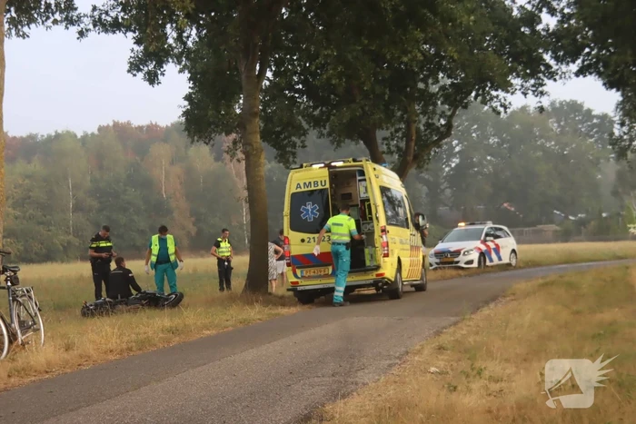 Motorrijder gaat onderuit in bocht