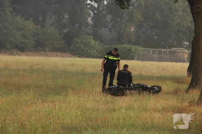 Motorrijder gaat onderuit in bocht