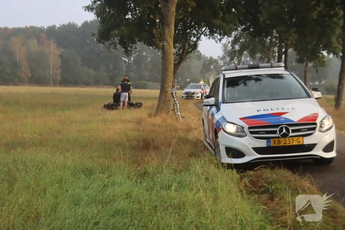 Motorrijder gaat onderuit in bocht