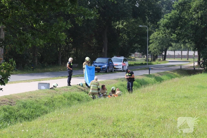 Scootmobiel belandt in droge sloot