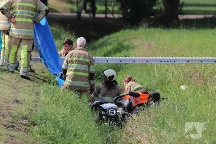 Scootmobiel belandt in droge sloot