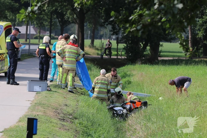 Scootmobiel belandt in droge sloot