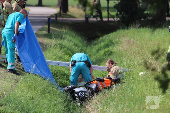 Scootmobiel belandt in droge sloot