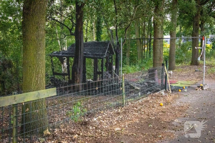 Verdachten gezocht na mogelijk brandstichting