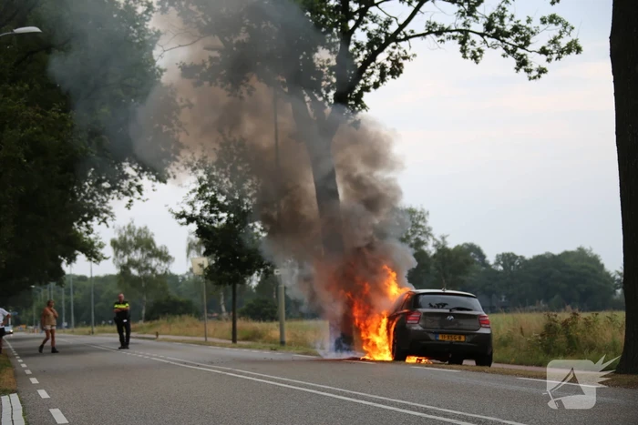 Meters hoge vlammen bij autobrand
