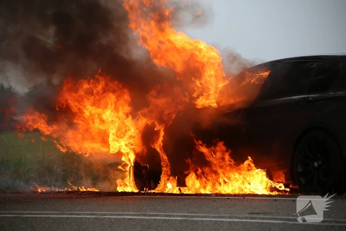 Meters hoge vlammen bij autobrand