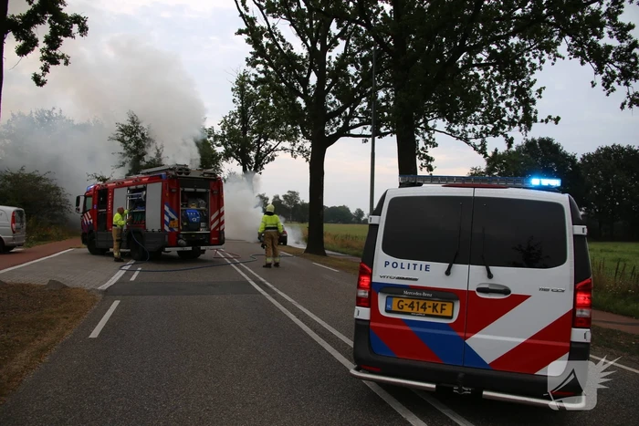Meters hoge vlammen bij autobrand