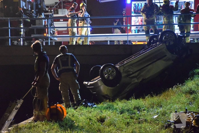 Bestuurder overleden nadat auto te water is geraakt