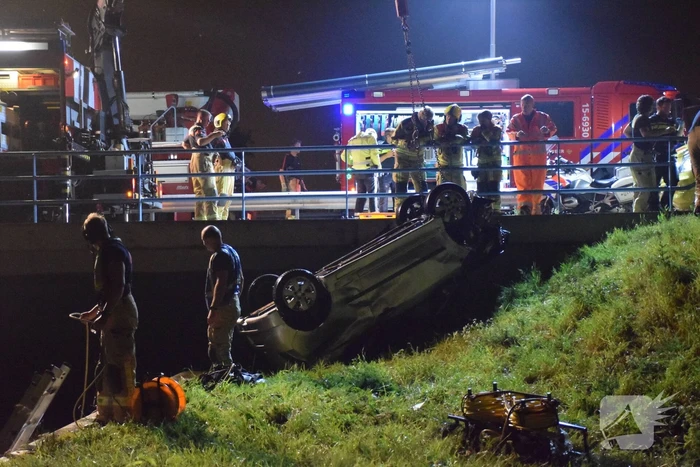 Bestuurder overleden nadat auto te water is geraakt