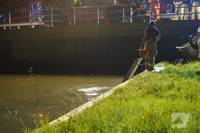 Bestuurder overleden nadat auto te water is geraakt