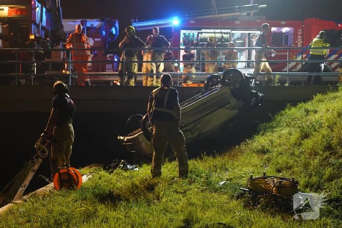 Bestuurder overleden nadat auto te water is geraakt