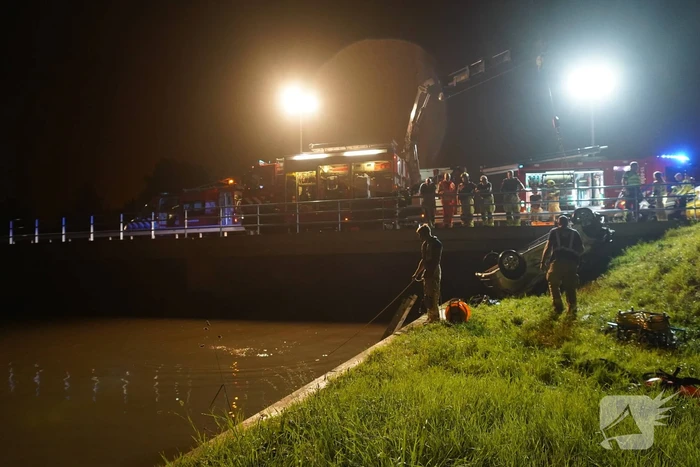 Bestuurder overleden nadat auto te water is geraakt