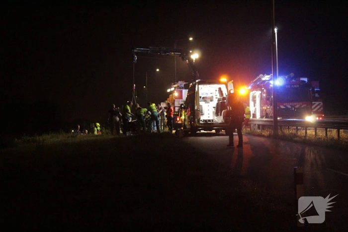 Bestuurder overleden nadat auto te water is geraakt