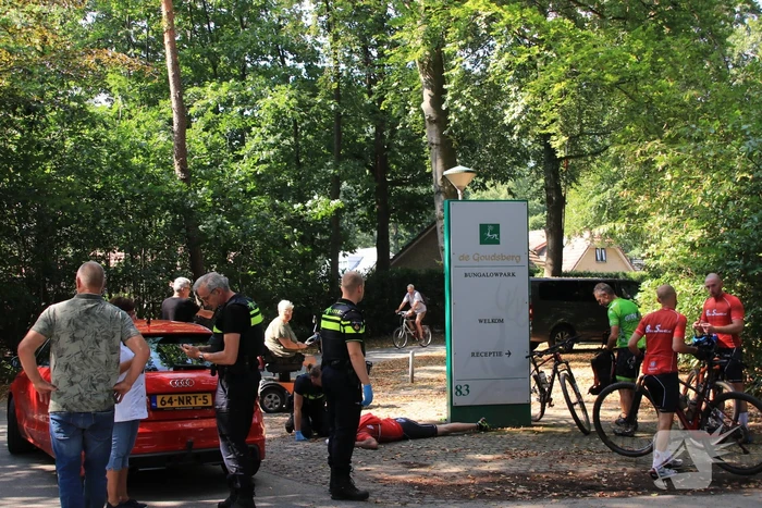 Mountainbiker flink gewond bij botsing op auto