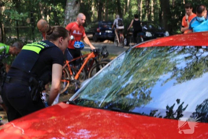 Mountainbiker flink gewond bij botsing op auto