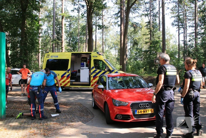Mountainbiker flink gewond bij botsing op auto