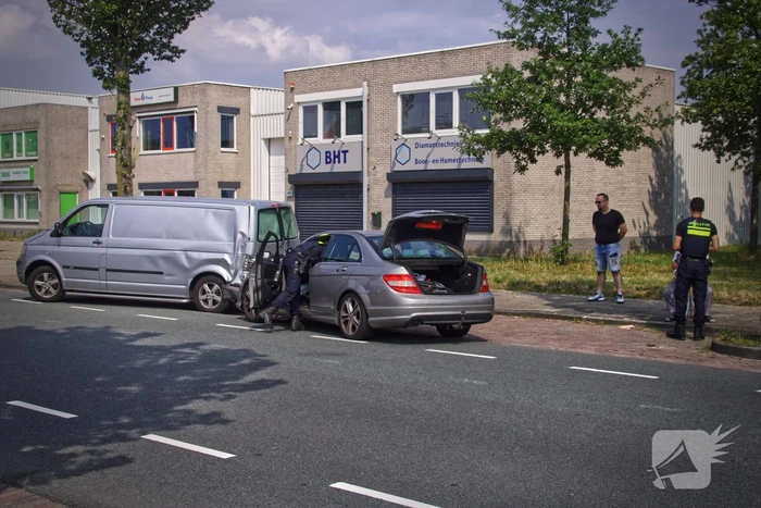 Automobilist knalt met auto op geparkeerde bestelbus