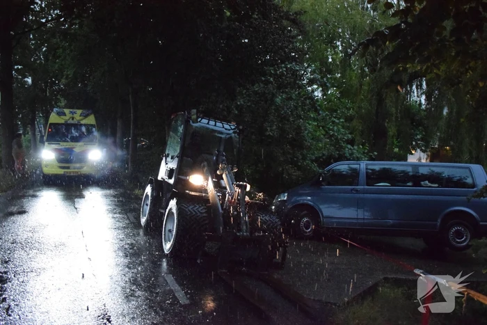 Bestelbus zakt weg in berm na keeractie