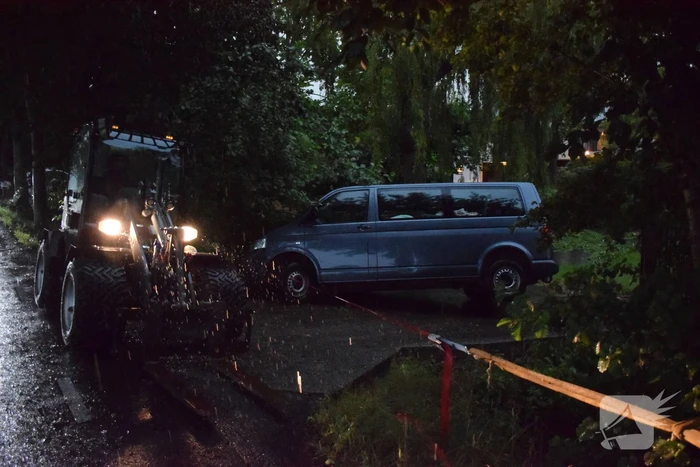 Bestelbus zakt weg in berm na keeractie