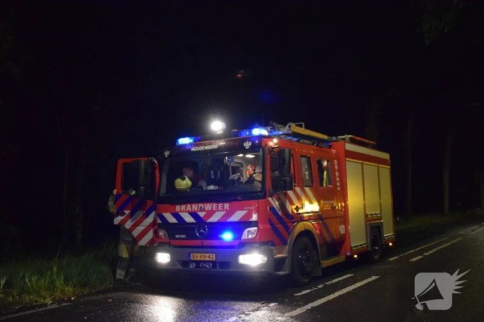 Gevaarlijk hangende tak zorgt voor gevaarlijke situatie