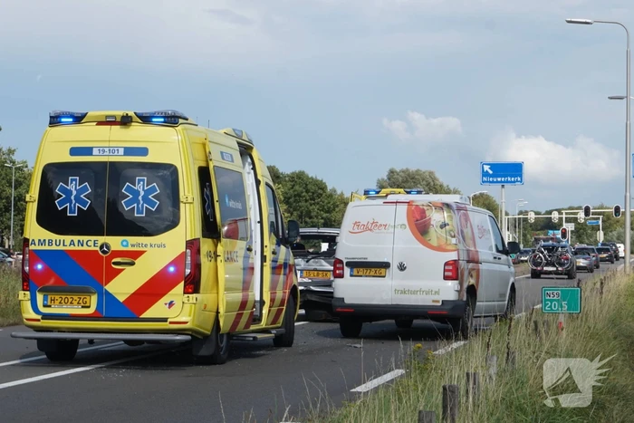 Bestelbus klapt achter op personenauto