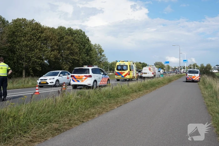 Bestelbus klapt achter op personenauto