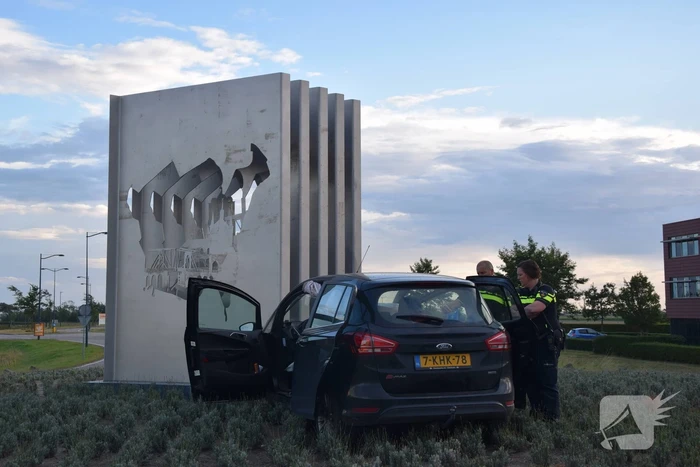 Auto rijdt tegen kunstwerk op rotonde