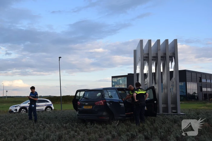 Auto rijdt tegen kunstwerk op rotonde
