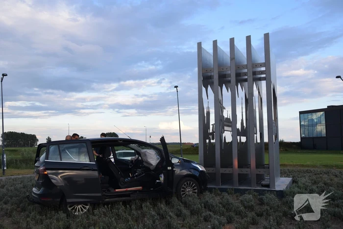 Auto rijdt tegen kunstwerk op rotonde