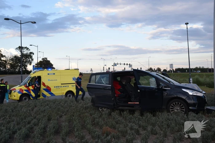 Auto rijdt tegen kunstwerk op rotonde