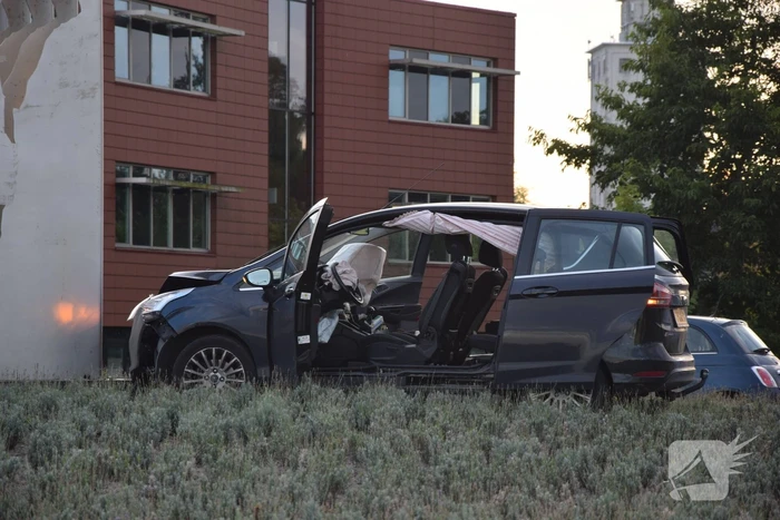 Auto rijdt tegen kunstwerk op rotonde