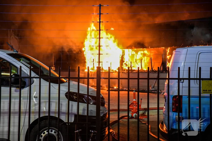 Bedrijfsverzamelgebouw verwoest door grote uitslaande brand