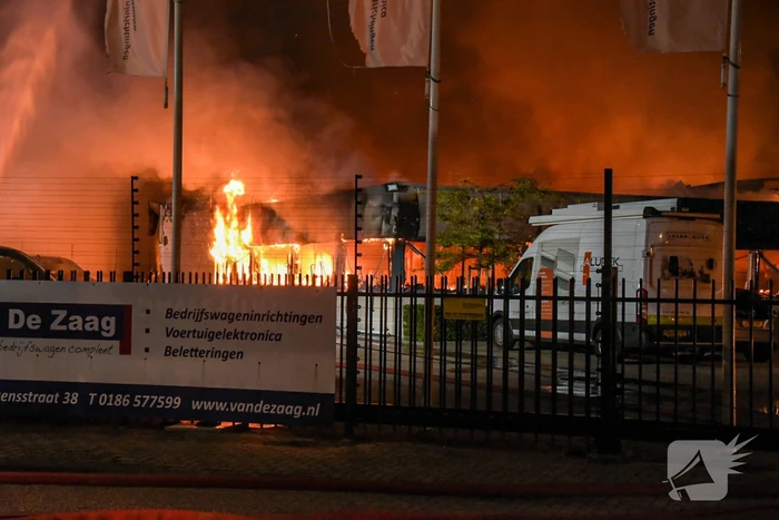 Bedrijfsverzamelgebouw verwoest door grote uitslaande brand