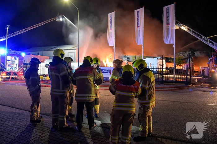 Bedrijfsverzamelgebouw verwoest door grote uitslaande brand