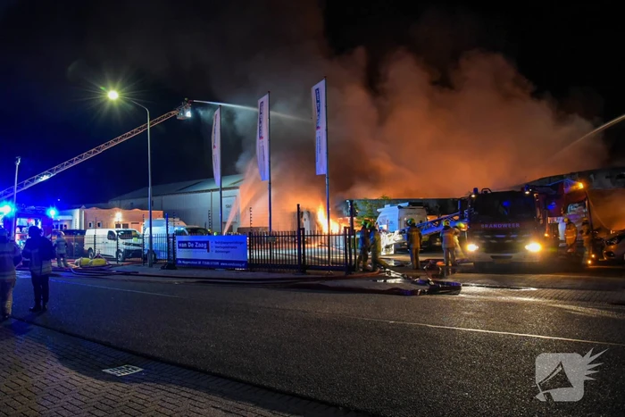 Bedrijfsverzamelgebouw verwoest door grote uitslaande brand