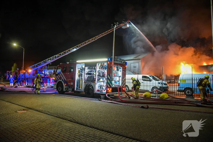 Bedrijfsverzamelgebouw verwoest door grote uitslaande brand
