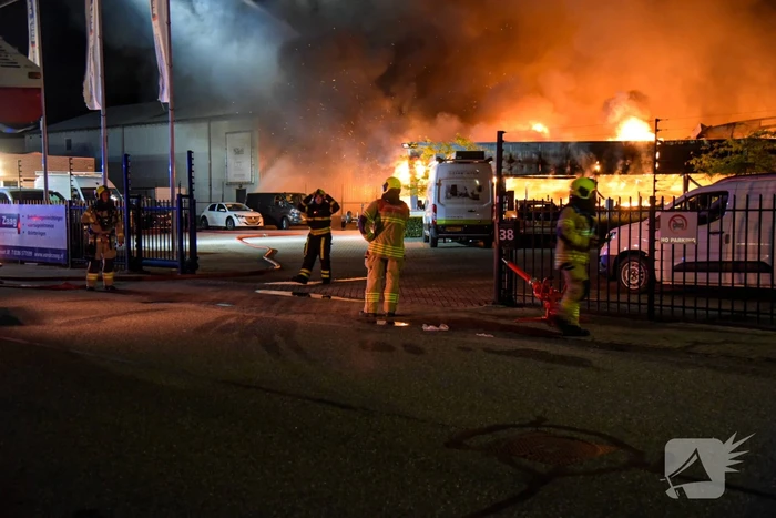 Bedrijfsverzamelgebouw verwoest door grote uitslaande brand