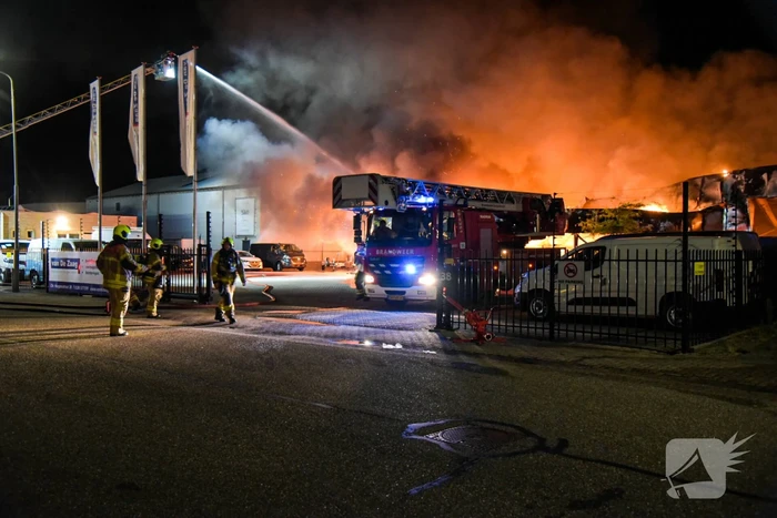 Bedrijfsverzamelgebouw verwoest door grote uitslaande brand