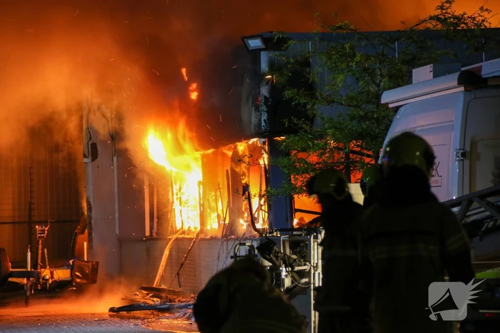 Bedrijfsverzamelgebouw verwoest door grote uitslaande brand