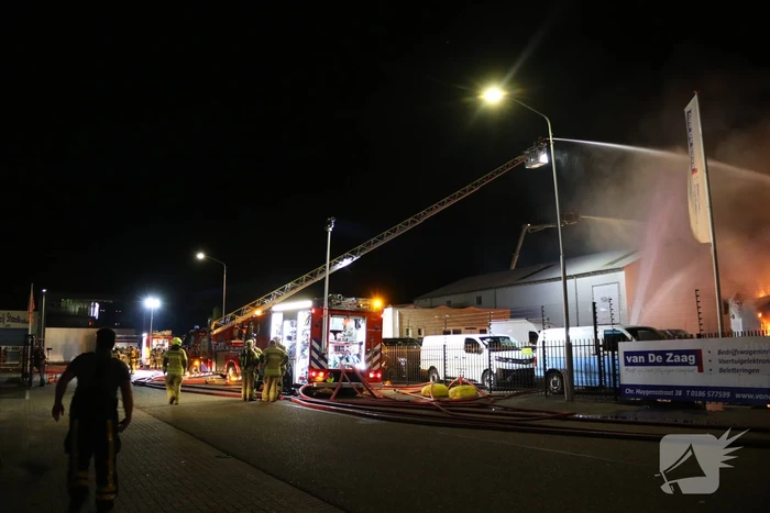 Bedrijfsverzamelgebouw verwoest door grote uitslaande brand