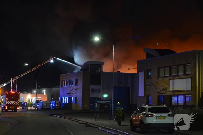 Bedrijfsverzamelgebouw verwoest door grote uitslaande brand