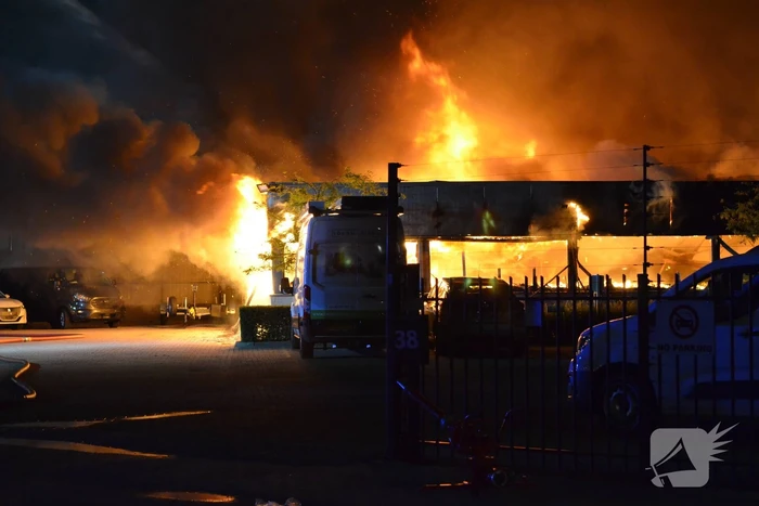 Bedrijfsverzamelgebouw verwoest door grote uitslaande brand