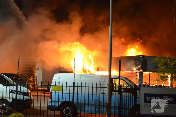 Bedrijfsverzamelgebouw verwoest door grote uitslaande brand