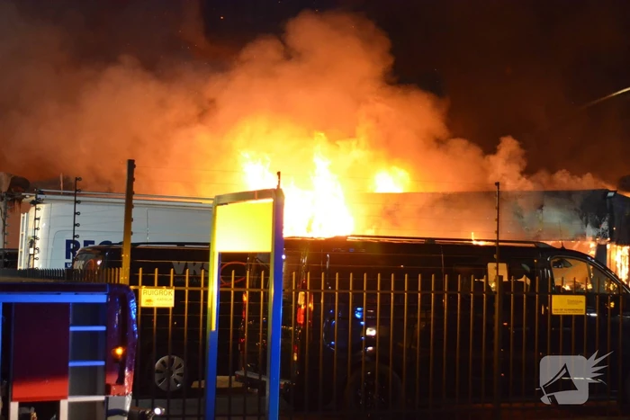 Bedrijfsverzamelgebouw verwoest door grote uitslaande brand