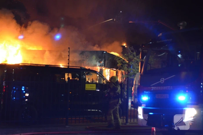 Bedrijfsverzamelgebouw verwoest door grote uitslaande brand