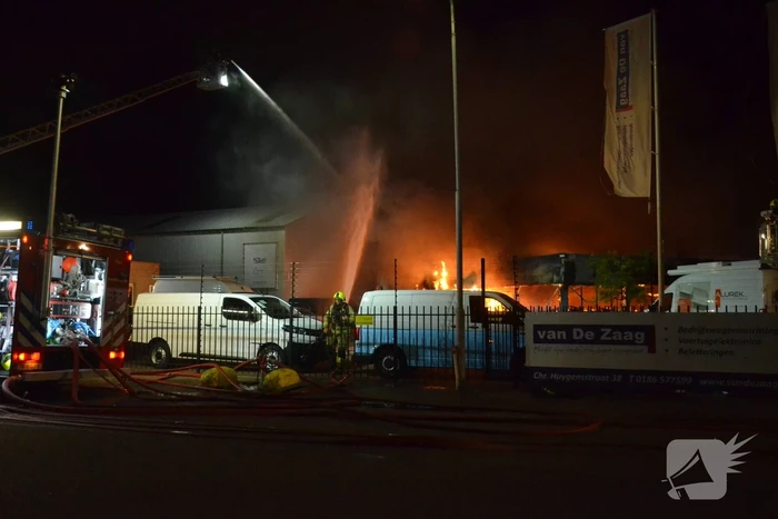 Bedrijfsverzamelgebouw verwoest door grote uitslaande brand