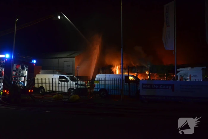 Bedrijfsverzamelgebouw verwoest door grote uitslaande brand